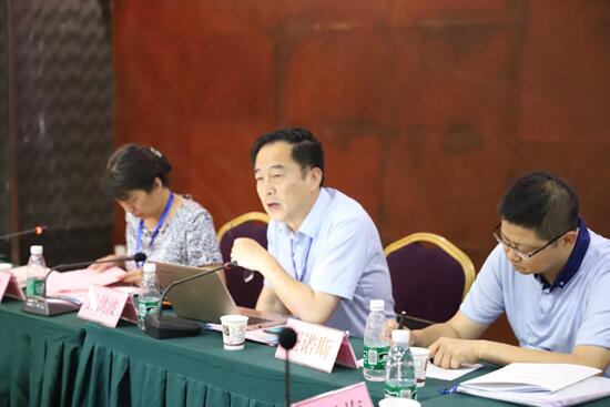 6辽东学院英国威廉希尔公司经理孙洪波教授主持本科组研讨.jpg